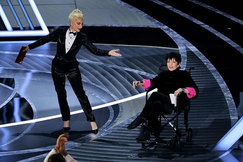 Liza Minnelli fue obligada a salir en silla de ruedas en los Oscar