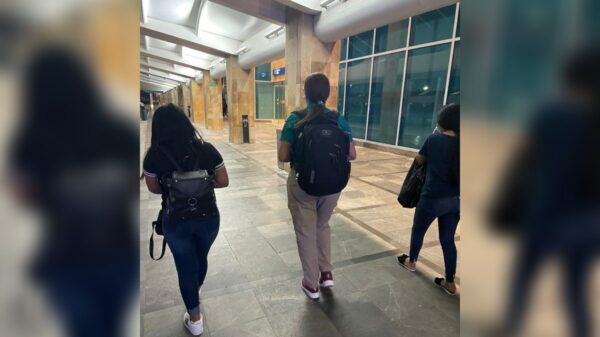 Asiste Migración retorno de dos niñas de EU abandonadas en Cancún.