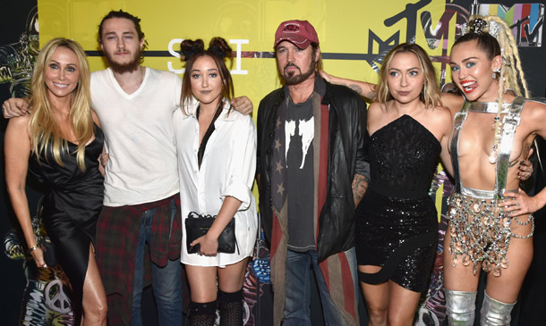 Madre de Miley Cyrus se divorcia de Billy Ray Cyrus
