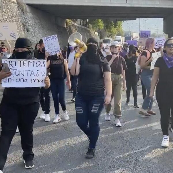 Marchan feministas en Monterrey por muerte de Debanhi Escobar