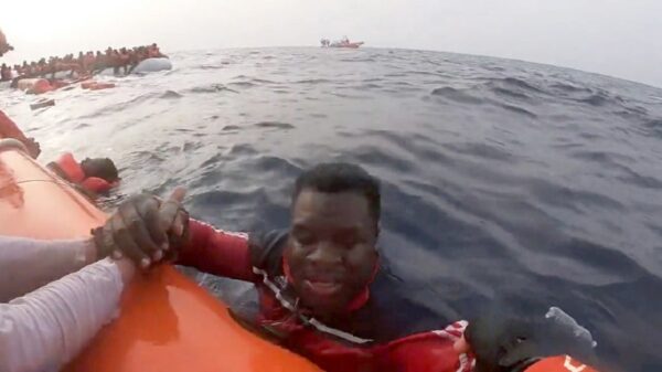 Naufraga bote con migrantes africanos en el Mar Mediterráneo; mueren 90