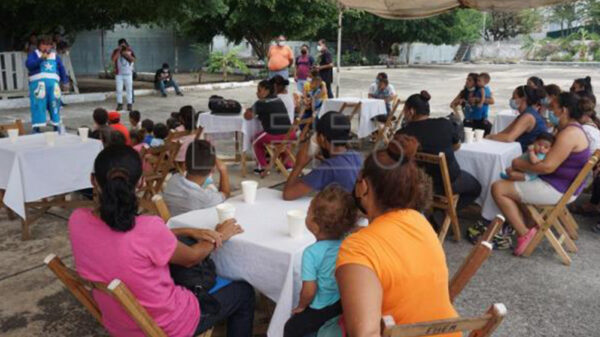 Celebran centenar de niños migrantes su día al pie del Rio Bravo