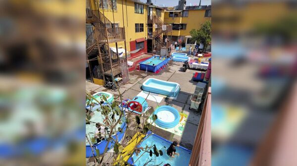 Tepiteños improvisan parque acuático en su vecindario