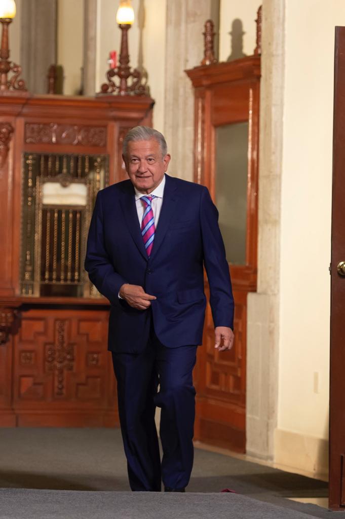 El Presidente de México, Andrés Manuel López Obrador, arribando a la conferencia matutina.