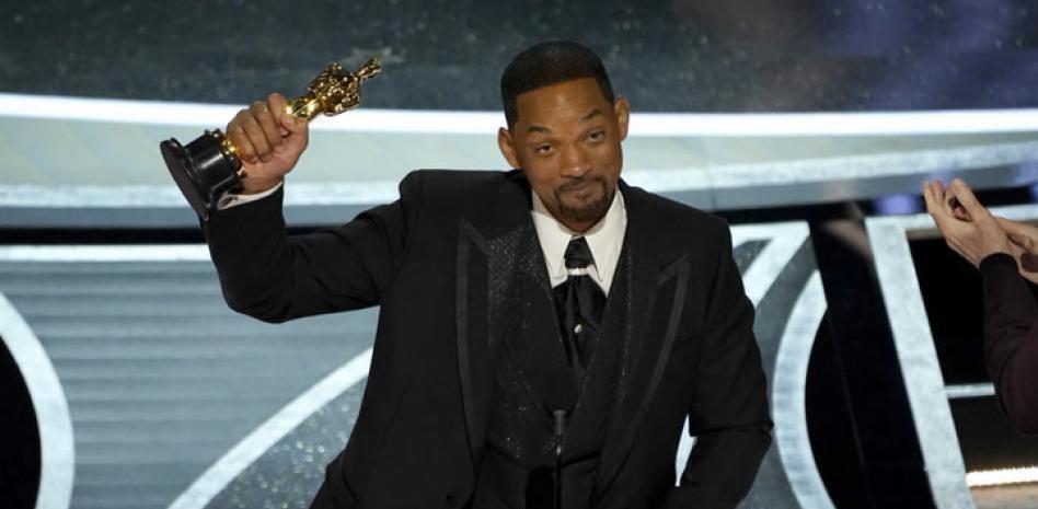 Por cachetada a Chris Rock, Will Smith anuncia su renuncia a la Academia