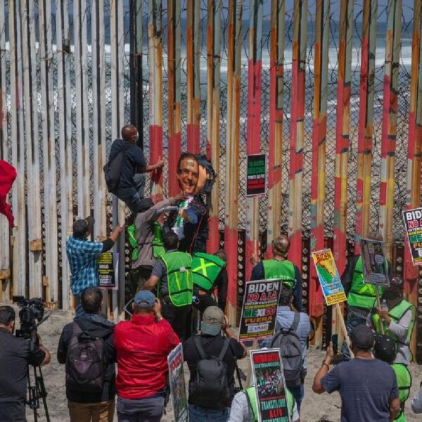 Protestan en la frontera contra ley discriminatoria