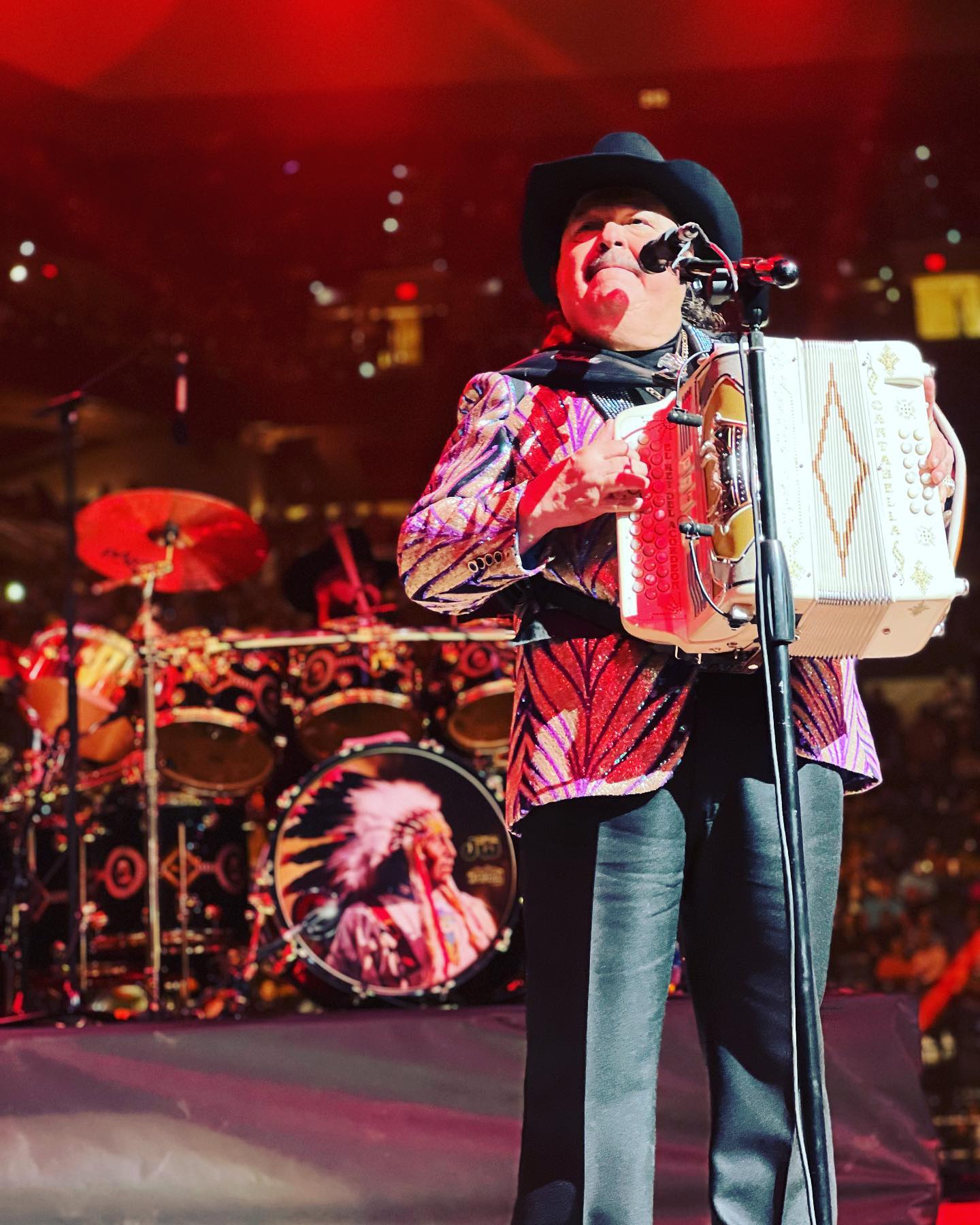 Ramón Ayala sufre caída en concierto en Texas