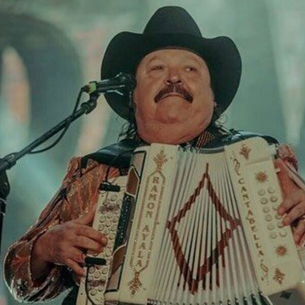 Ramón Ayala sufre caída en concierto en Texas