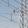 Sujeto se arroja desde una torre de alta tensión