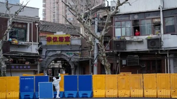 Pobladores de Shanghái gritan desde sus ventanas por estricto aislamiento