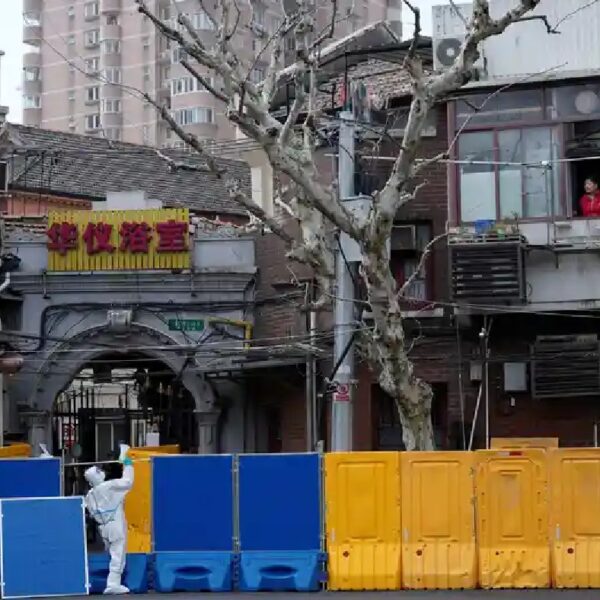 Pobladores de Shanghái gritan desde sus ventanas por estricto aislamiento