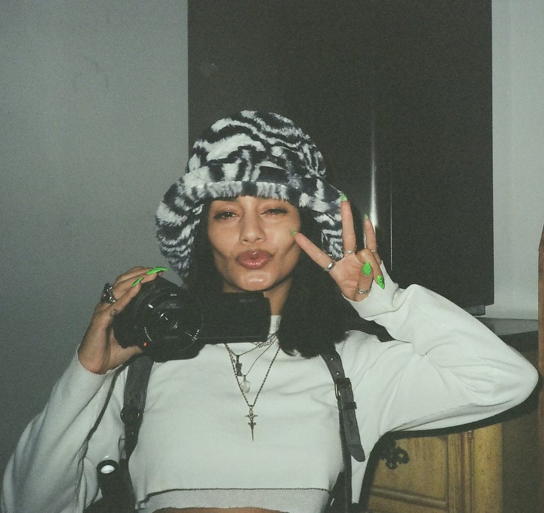 Vanessa Hudgens revela que puede hablar con los muertos