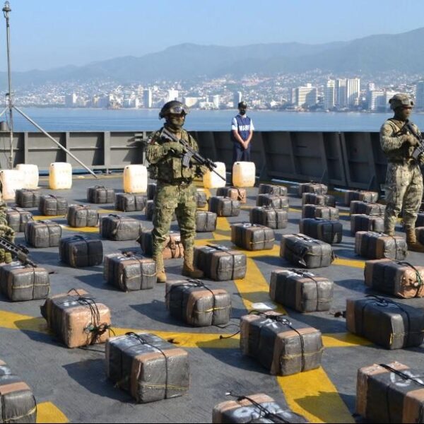 Decomisa la Marina casi 2 toneladas de cocaína en Manzanillo.