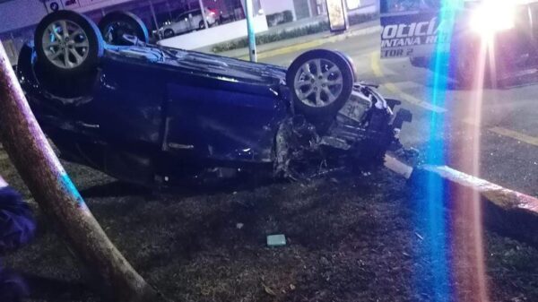 Venezolanas sufren aparatoso volcadura en la Bonampak.