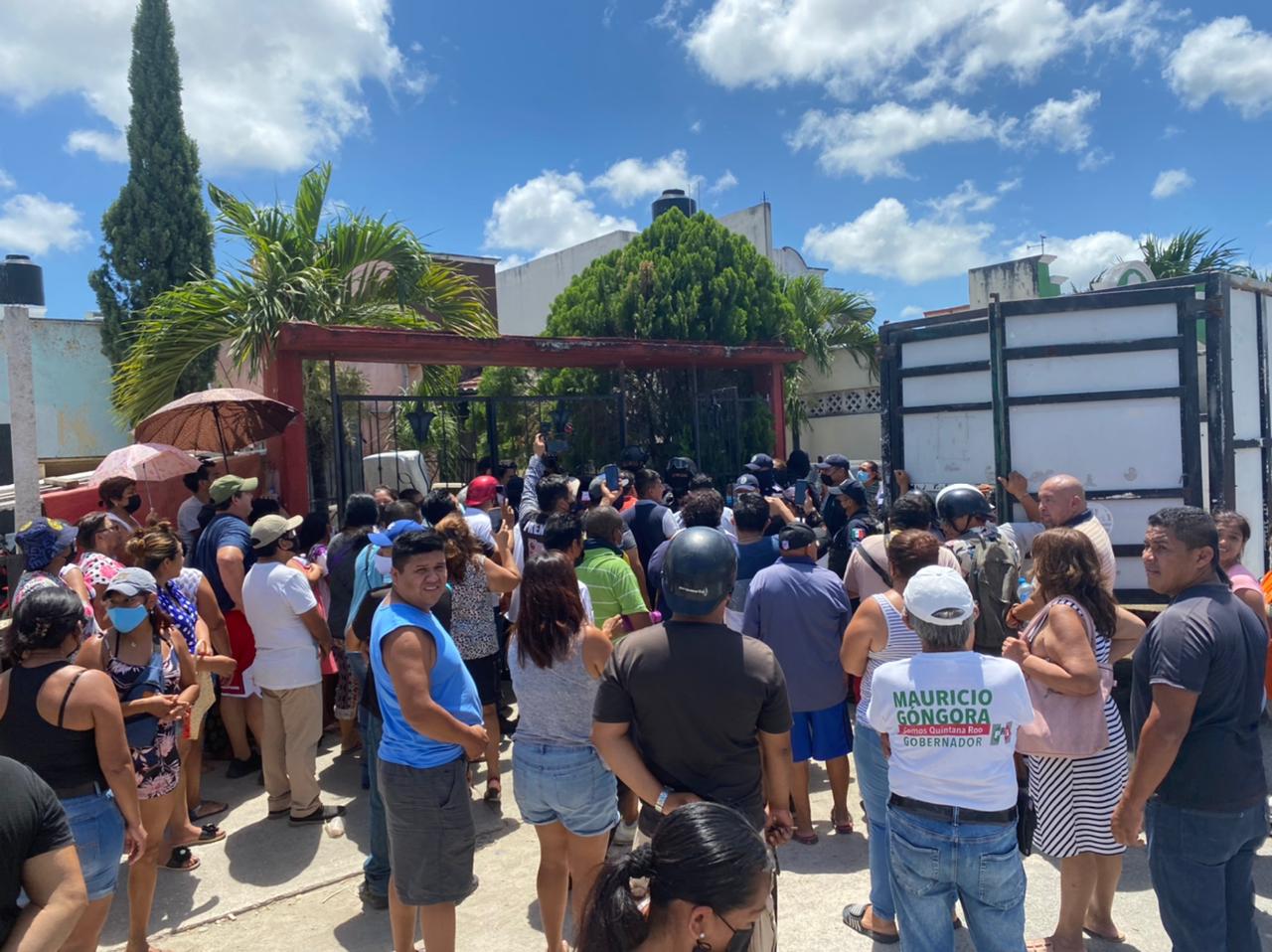 Frustran desalojo de una mujer mayor en Haciendas del Caribe; vecinos fueron en su apoyo, al considerarlo un abuso de autoridades.