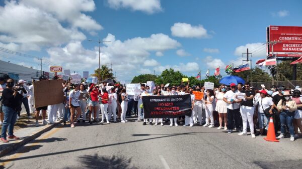Respaldan hoteleros petición de estudiantes de más seguridad en el bulevar Colosio.