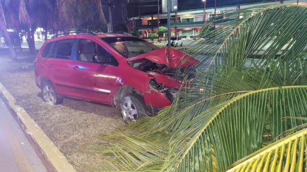 Huye conductor tras chocar en la avenida Xcaret de Cancún.