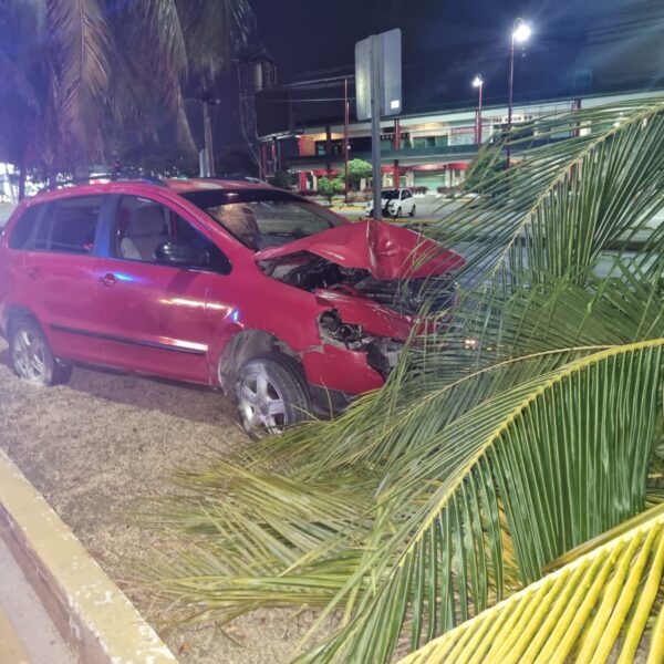 Huye conductor tras chocar en la avenida Xcaret de Cancún.