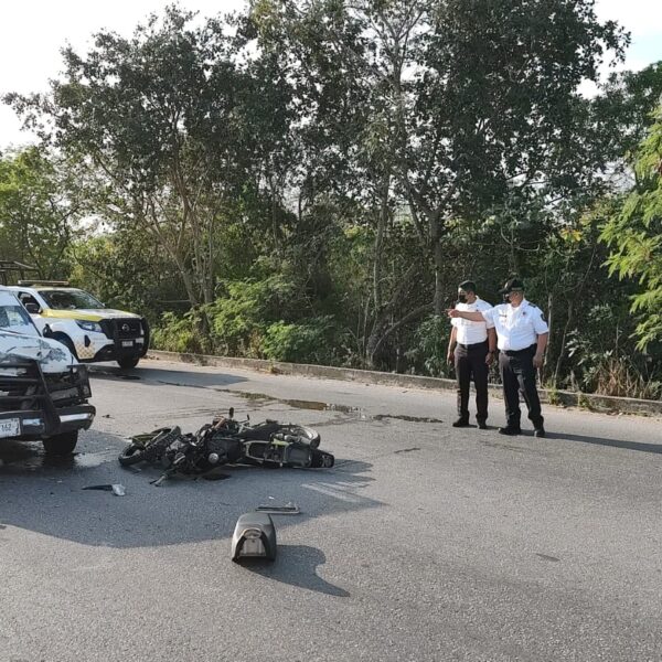 Choca motociclista contra una camioneta en el Arco Vial; está grave.