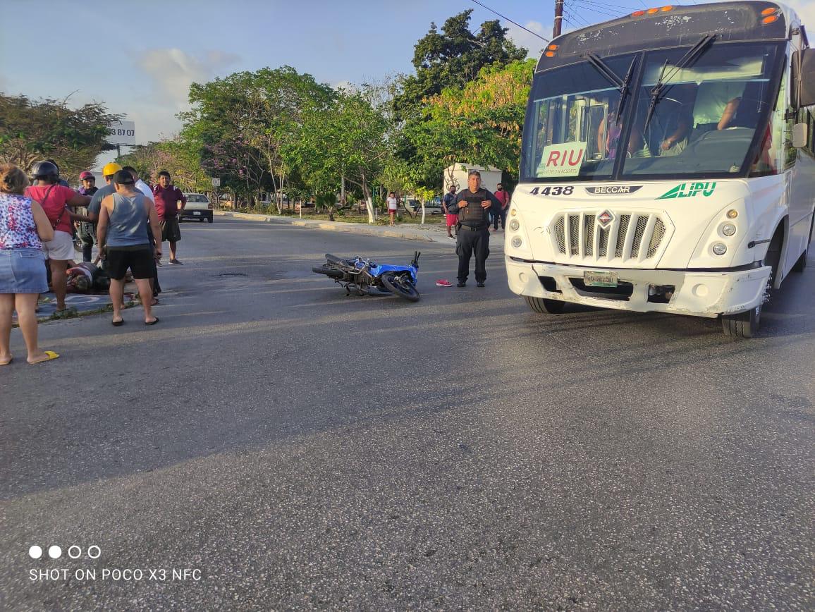 Aparatoso choque deja una mujer herida en la Ruta 5 con la Chac Mool; la víctima conducía una motocicleta.