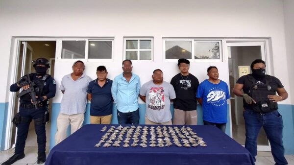 Detienen a 18 narcomenudistas en la Quinta Avenida de Playa del Carmen.