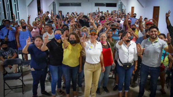 Laura Fernández recibe respaldo de cientos de vecinos de la Región 232.
