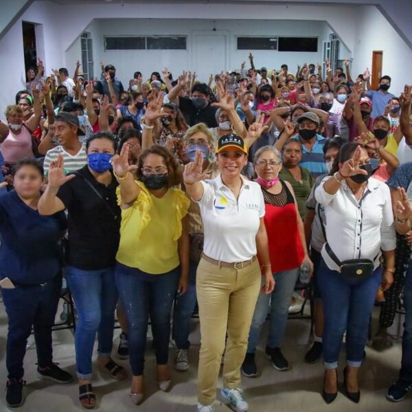 Laura Fernández recibe respaldo de cientos de vecinos de la Región 232.