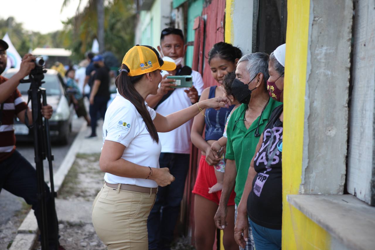 La candidata del PRD-PAN-Confianza, recorre las calles de Cancún, para escuchar las inquietudes de las familias.