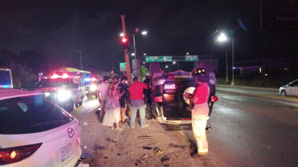 Choque múltiple y volcadura en el bulevar Colosio de Cancún.