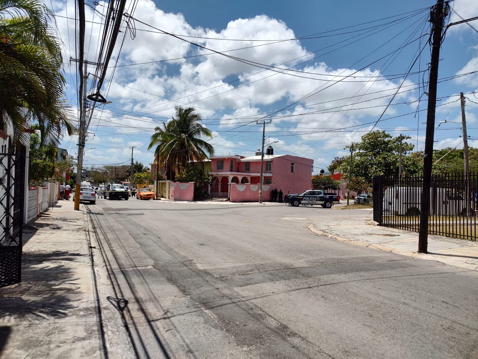 Hallan cuerpo ensabanado en la cajuela de un auto en la Unidad Morelos; la víctima y se encuentra en estado de putrefacción.