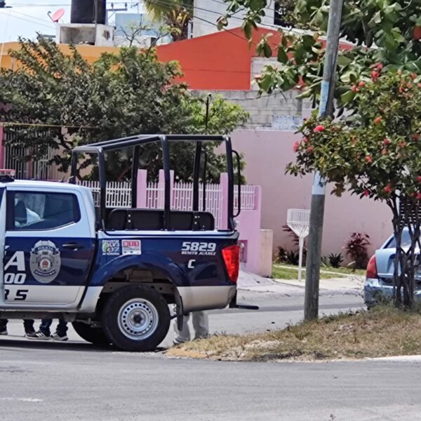 Hallan cuerpo ensabanado en la cajuela de un auto en la Unidad Morelos (VIDEO).