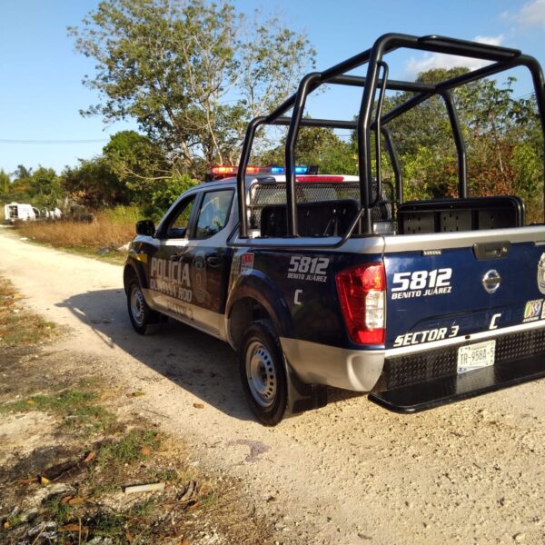 Hallan a ejecutado con narcomensajes en la colonia El Fortín de Cancún.