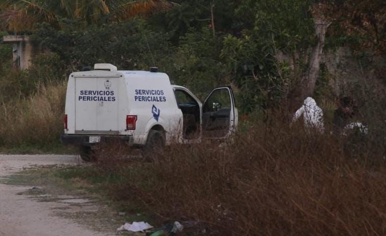 Hallan a ejecutado con narcomensajes en la colonia El Fortín de Cancún; la víctima presentaba huellas de tortura y de estrangulamiento.