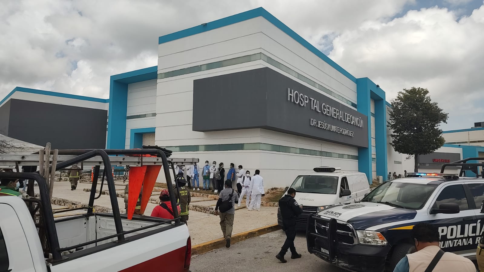 Conato de incendio por cortocircuito en el Hospital General de Cancún (VIDEO); la situación fue controlada sin mayor problema.
