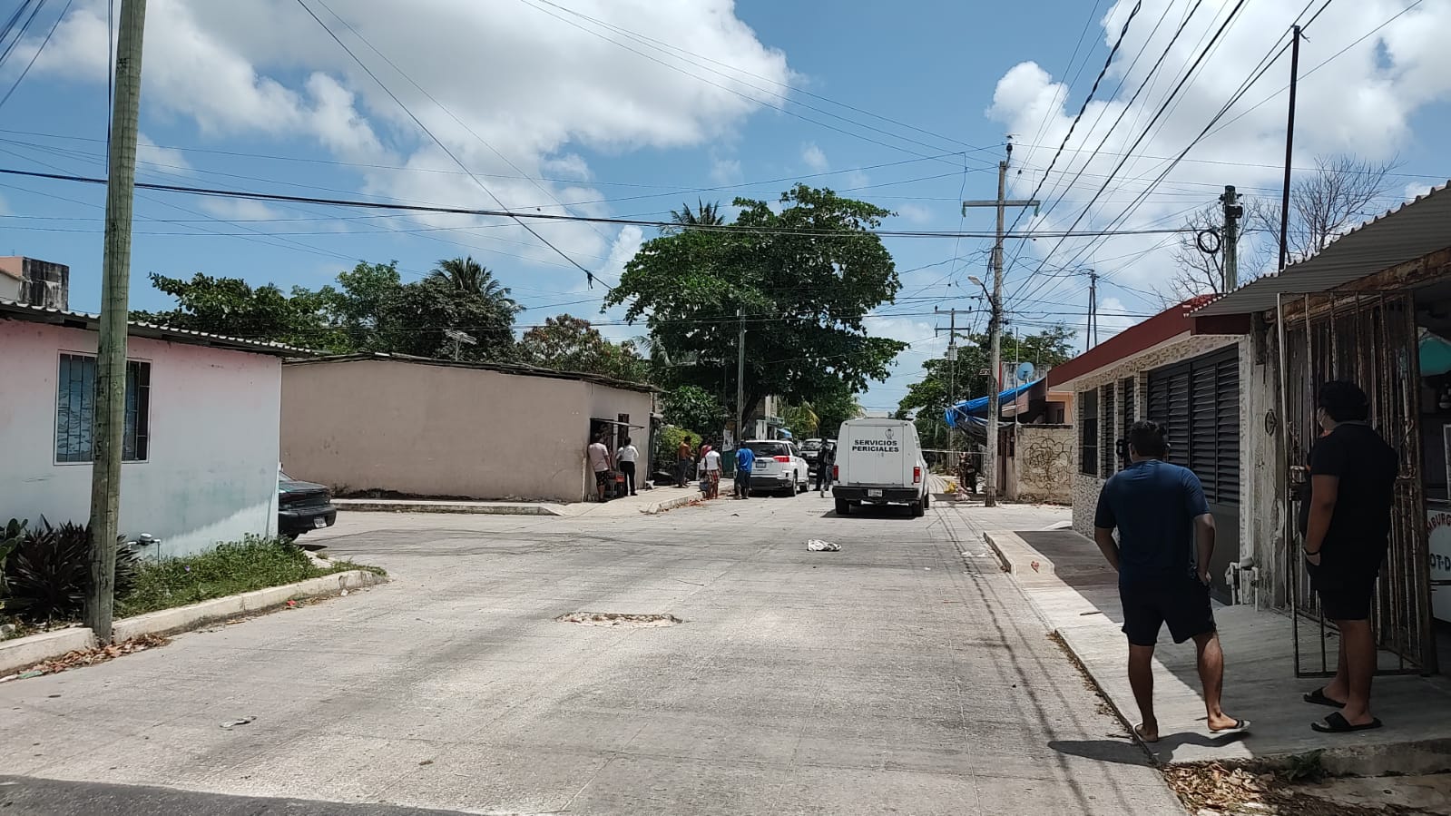 Ejecutan a balazos a un sujeto en Las Culebras en Cancún (VIDEO); la víctima quedó tendida afuera del depósito "Tauro II".