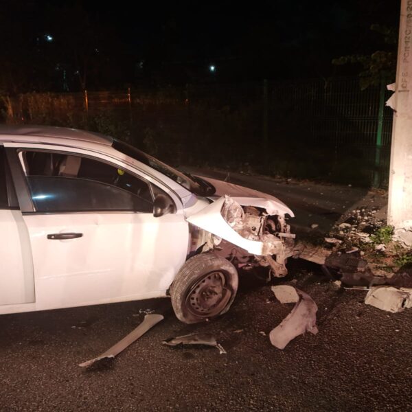 Abandona su auto tras chocar contra poste en la Región 256.