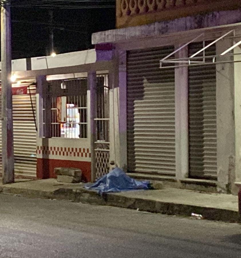 Hallan a sujeto maniatado y con el tiro de gracia en la Región 236 de Cancún; el cuerpo de la víctima quedó en la banqueta de la calle 49B.
