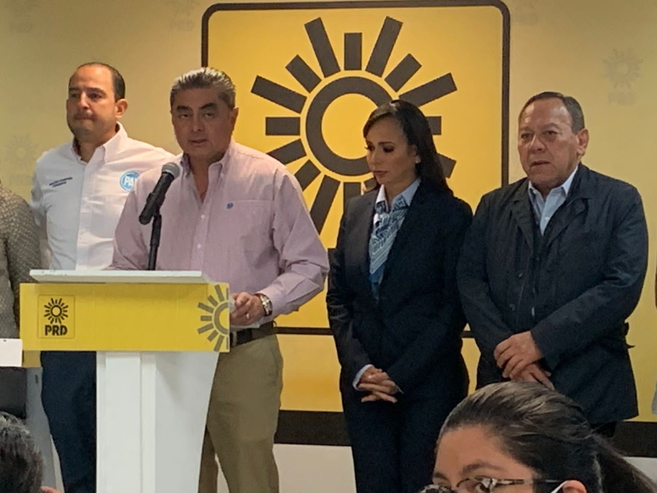En la conferencia de prensa estuvieron los líderes nacionales del PRD, Jesús Zambrano Grijalva, y del PAN, Marko Cortés Mendoza.