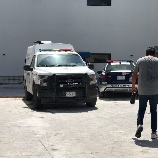 Muere trabajador al caer de condominio en la Zona Hotelera de Cancún.