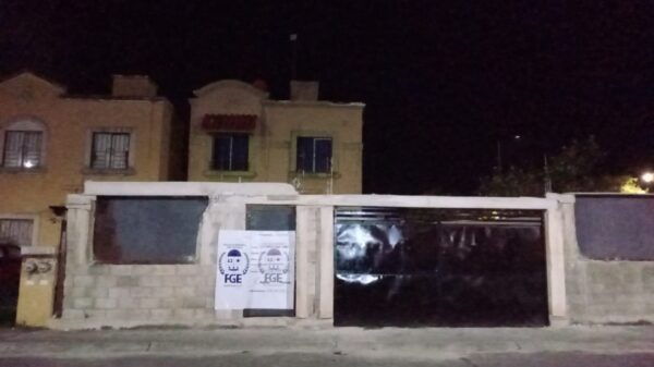 Fiscalía antinarcomenudeo catea vivienda en Urbi Villas del Rey.