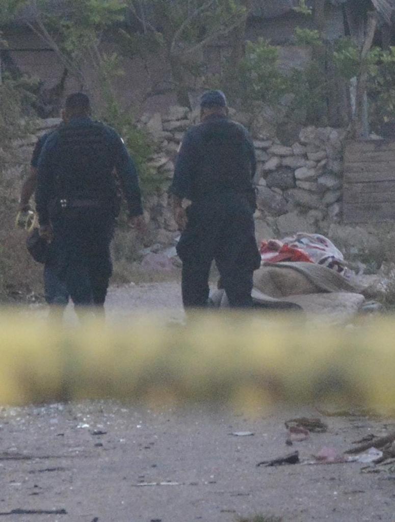 Hallan dos ejecutados y encobijados en camino de la Región 206 de Cancún; la zona se convertido en un tiradero de cadáveres a últimas fechas.