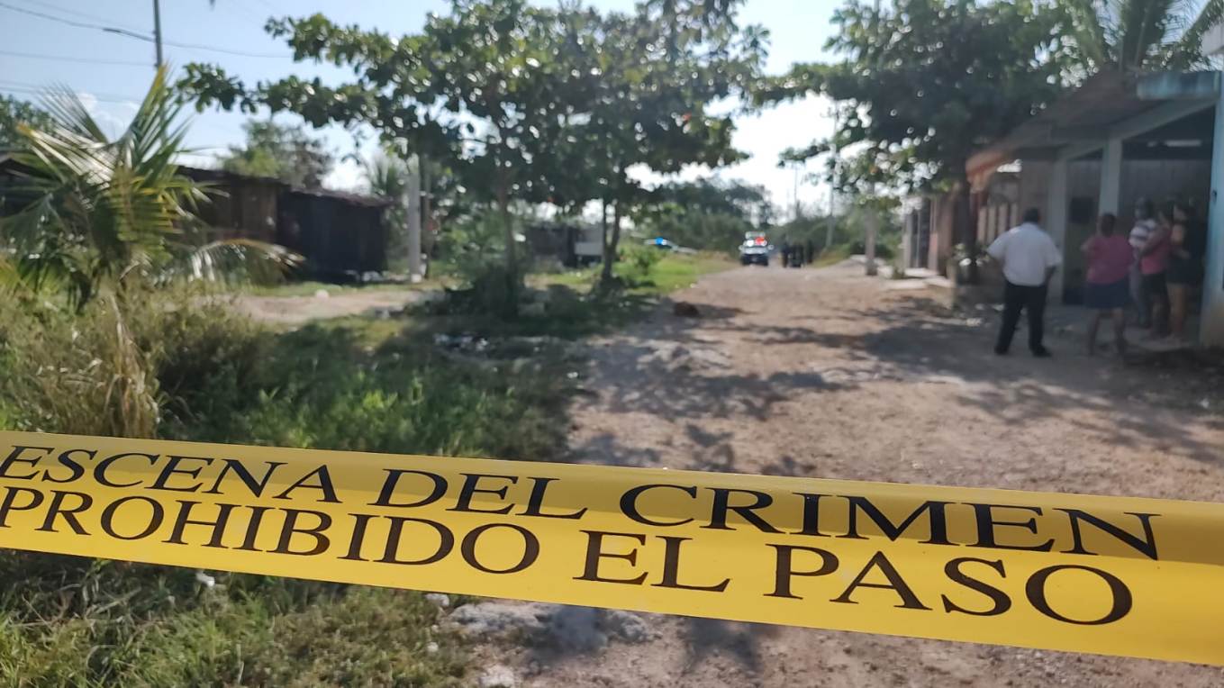Hallan cuerpo embolsado en la Región 236 de Cancún (VIDEO); la víctima se trata de un hombre como de 25 años.