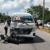 Embiste combi de TTE a motociclista que iba en sentido contrario en la Costa Maya (VIDEO).