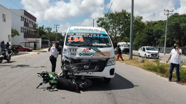 Embiste combi de TTE a motociclista que iba en sentido contrario en la Costa Maya (VIDEO).
