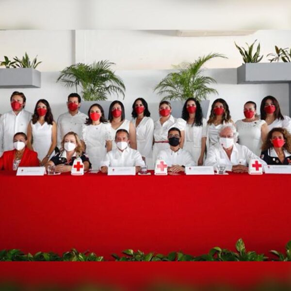 Carlos Joaquín asistió a la toma de protesta del Consejo Local y Coordinación de Damas Voluntarias de la Cruz Roja