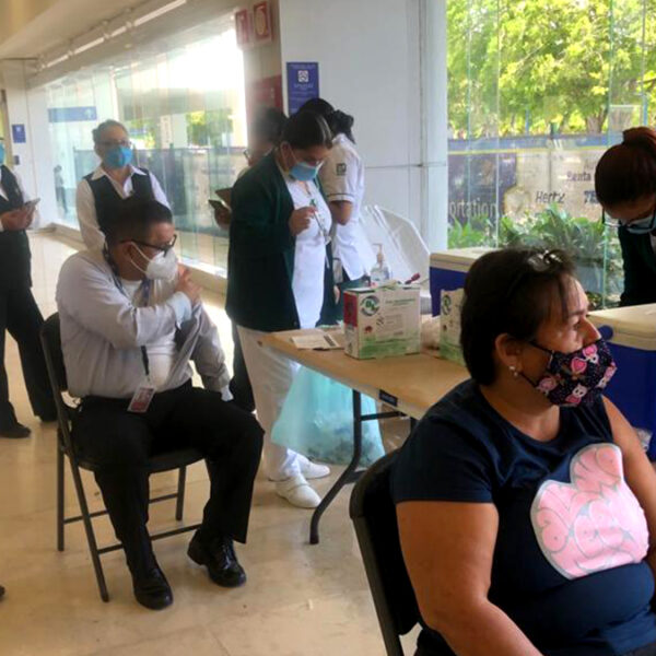Inició en Quintana Roo una estrategia de vacunación masiva a población abierta