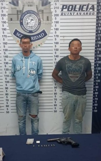 Atrapan a dos ladrones ‘armados’ en Playa del Carmen; se metieron a una casa y amagaron a moradores con la réplica de un revólver.