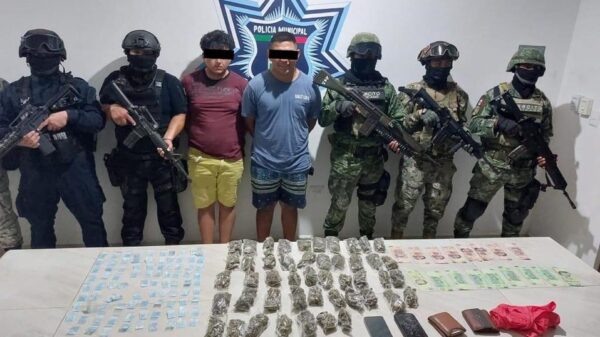 En Tulum detienen a dos hombres con 136 dosis de distintas drogas.