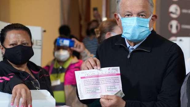 Vota AMLO vota en consulta de Revocación de Mandato; ‘el pueblo es el que manda’; el presidente acudió a la casilla en Museo de Arte de la SHCP.