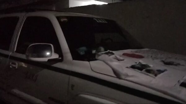 Balean taxi y le dejan narcomanta en la Región 219 de Cancún.